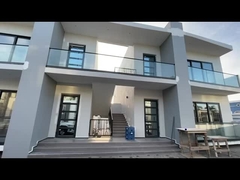 Sistema de barandillas de vidrio sin marco personalizable para cercas exteriores seguras y modernas