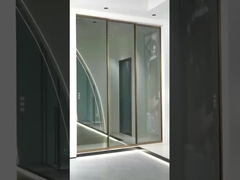 Puerta corredera de aluminio con tabique interior