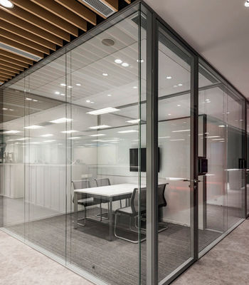 Tamaño personalizado Puerta giratoria de aluminio Puerta giratoria de vidrio aislada templada