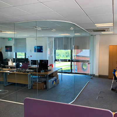 Diseño moderno de paredes de oficina de vidrio de marco grueso con vidrio templado