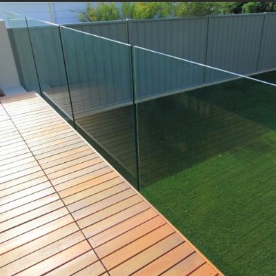 Barandillas de vidrio sin marco de canal U con luces LED y garantía de más de 5 años