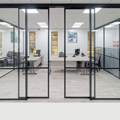 Puertas correderas de aluminio de vidrio congelado Resistentes al polvo y acabados anodizados