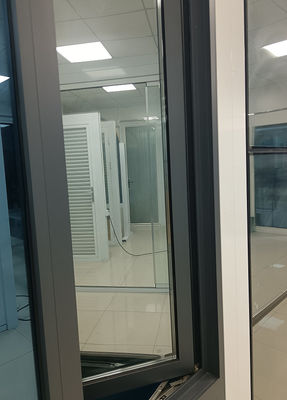 Ventanas de aluminio moderno de oscilación de larga duración.