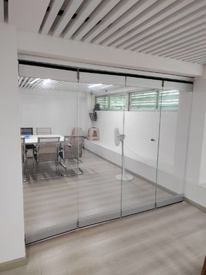 Puerta plegable de aluminio resistente a los tifones Puerta plegable de vidrio templado personalizada
