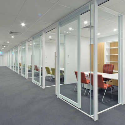 Protección de la privacidad de las paredes divisorias de vidrio insonorizadas comerciales