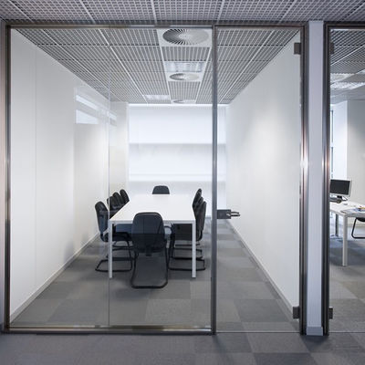 Protección de la privacidad Las particiones de vidrio comercial personalizables con diseño moderno