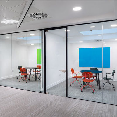 Diseño moderno de paredes de oficina de vidrio de marco grueso con vidrio templado