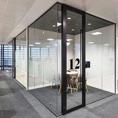 Perfiles de aluminio recubiertos en polvo con puerta