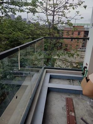 Sistema de barandillas de vidrio sin marco de cubierta exterior con grilleta en la parte superior de vidrio