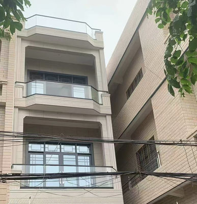 Barandillas de vidrio de aluminio compacto de canal U Barandillas de vidrio de aluminio resistentes al agua Balaustrada