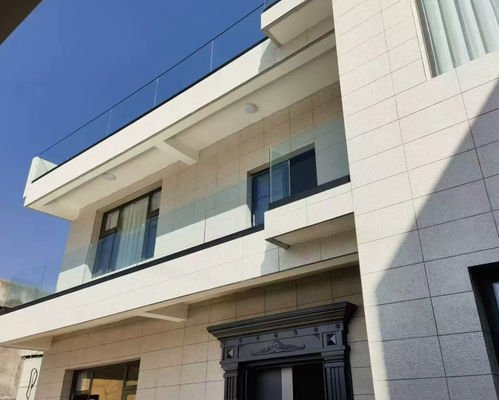 Sistema de barandillas de vidrio sin marco personalizable para cercas exteriores seguras y modernas