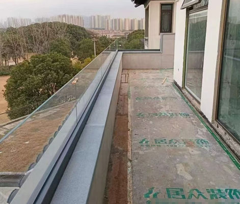 Sistema de barandillas de vidrio sin marco personalizable para cercas exteriores seguras y modernas