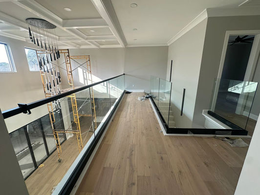 Barrera de vidrio de aluminio de seguridad transparente con baranda de vidrio de aluminio en polvo