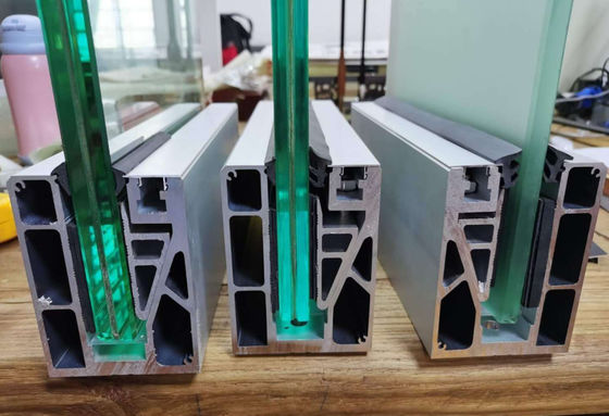 Resistente a la corrosión y duradero Diseño moderno de barandilla de vidrio sin marco de aluminio