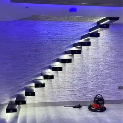 Escalera de madera flotante de interior con diseño elegante con rodadura de roble rojo / roble blanco