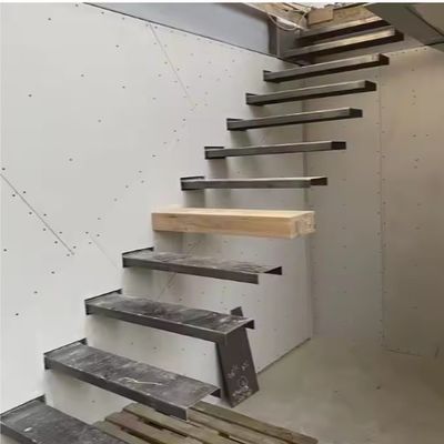 Escalera de madera flotante de interior con diseño elegante con rodadura de roble rojo / roble blanco