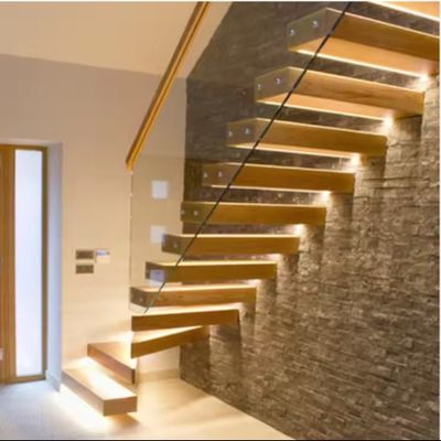 Escalera flotante con vigas de acero ocultas y barandillas de vidrio