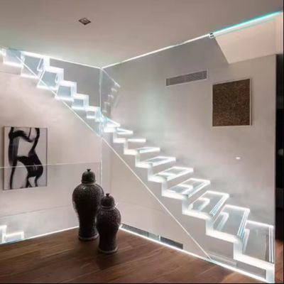 Escalera flotante con vigas de acero ocultas y barandillas de vidrio