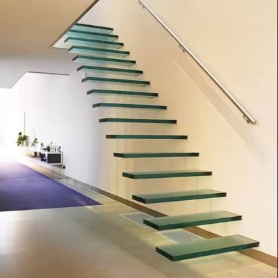 Escalera flotante con vigas de acero ocultas y barandillas de vidrio