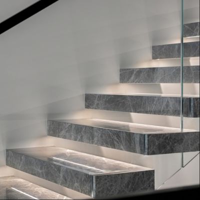 Escaleras flotantes de diseño moderno personalizadas con pisada de cuarzo y un mono-stringer invisible