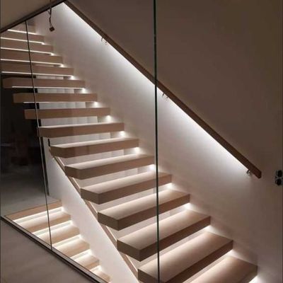 Escaleras flotantes de diseño moderno personalizadas con pisada de cuarzo y un mono-stringer invisible