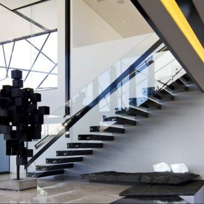 Escaleras flotantes de diseño moderno personalizadas con pisada de cuarzo y un mono-stringer invisible