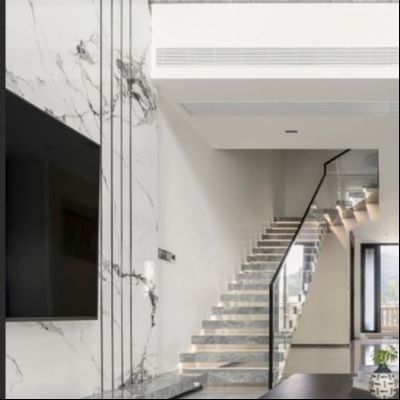 Escaleras de vidrio flotantes personalizables Diseño duradero y elegante con barandillas de acero inoxidable de satén / espejo