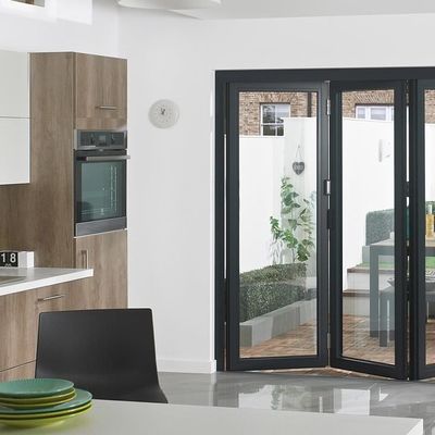 Ventanas plegables de aluminio y vidrio templado en roble dorado para centros de convenciones