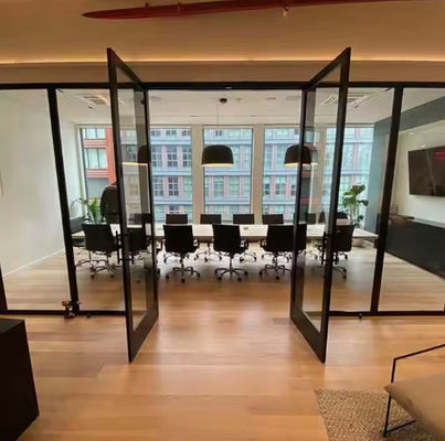 Puerta oscilante de aluminio con doble acristalamiento transparente templado y apertura automática