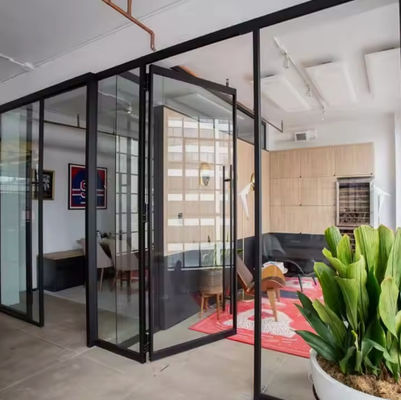 Puerta oscilante de aluminio con doble acristalamiento transparente templado y apertura automática