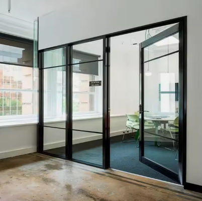 Puerta oscilante de aluminio con doble acristalamiento transparente templado y apertura automática