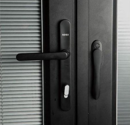 Puerta plegable de aluminio comercial con bloqueo de varios puntos con características de seguridad y bajo mantenimiento