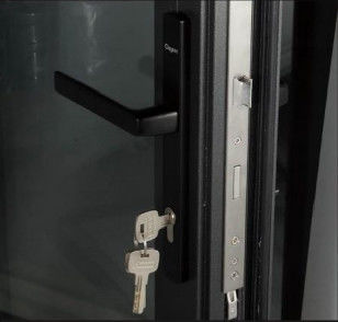 Sistema de puertas dobles de aluminio para uso doméstico en restaurantes