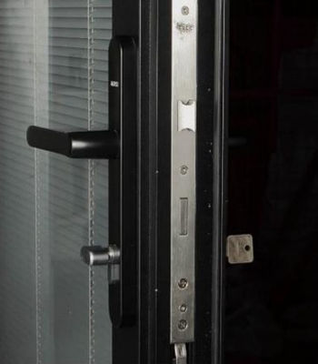 Puertas dobles de aluminio impermeables personalizadas con alta durabilidad y eficiencia energética