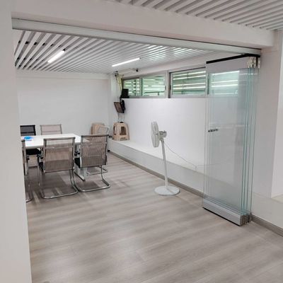 Puertas dobles de aluminio impermeables personalizadas con alta durabilidad y eficiencia energética