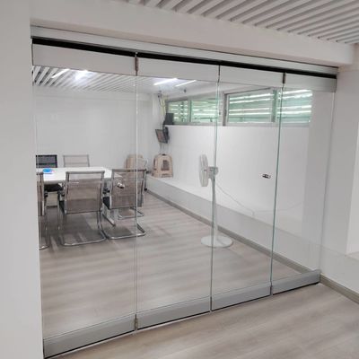 Puertas dobles de aluminio de línea delgada Balcón interior Diseño deslizante plegable Puerta de vidrio de aluminio doblada