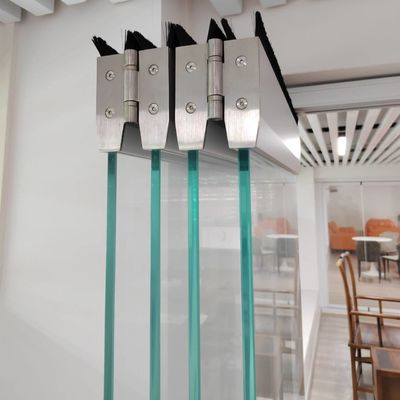 Puerta plegable de aluminio elegante y moderna con mecanismo de bloqueo seguro y buen aislamiento acústico