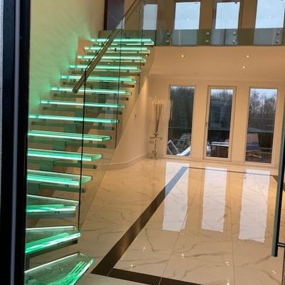 OEM/ODM Escalera de vidrio de diseño elegante personalizado con barandilla de vidrio y led automático