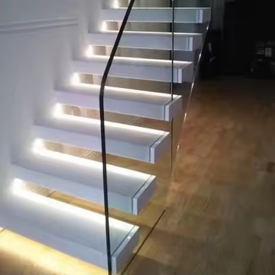 Escalera recta flotante de mármol natural personalizada para espacios residenciales o comerciales