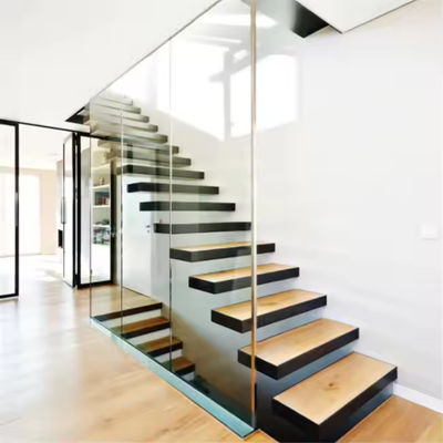 Escalera flotante de madera de haya personalizada con barandilla de vidrio y luces LED