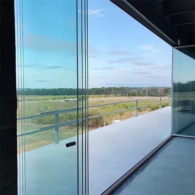 Puerta de vidrio plegable sin marco de aluminio con perfil de 2,0 mm de grosor para divisiones interiores con color de marco personalizable