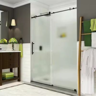 Cabina de ducha moderna con marco dorado, accesorios de hardware personalizables y puerta de vidrio templado con manija para baño