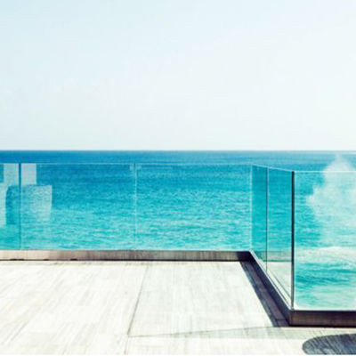 Barandilla de canal U de vidrio templado de 12 mm con diseño moderno, cinco años de garantía y acabado resistente a la intemperie