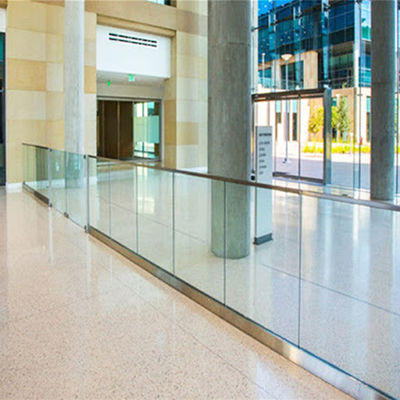 Barandilla de canal U de vidrio templado de 12 mm con diseño moderno, cinco años de garantía y acabado resistente a la intemperie