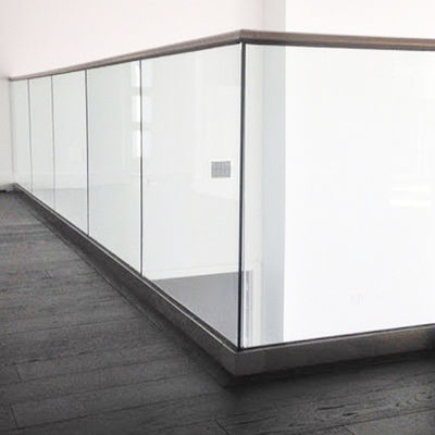 Barandilla de canal U de vidrio templado de 12 mm con diseño moderno, cinco años de garantía y acabado resistente a la intemperie