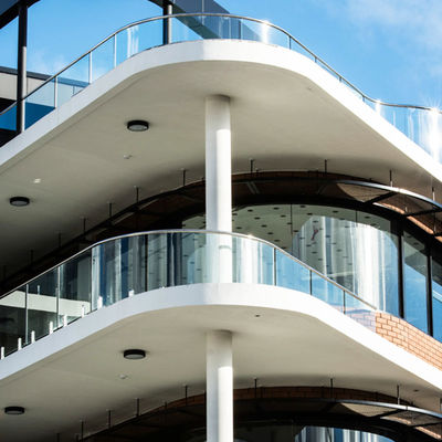 Barandilla de vidrio en U personalizable con cinco años de garantía y vidrio laminado templado