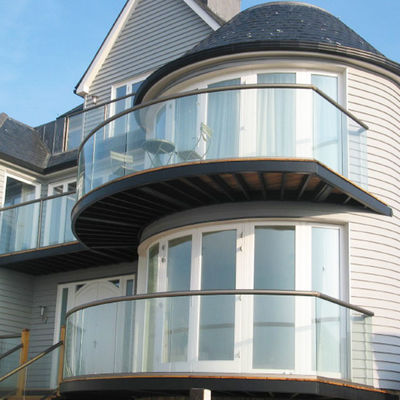 Barandilla de vidrio en U personalizable con cinco años de garantía y vidrio laminado templado