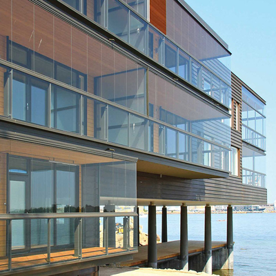 Panel de vidrio de construcción sin marco de aluminio plano curvado, balcón de vidrio de balaustrada Sistema de correa