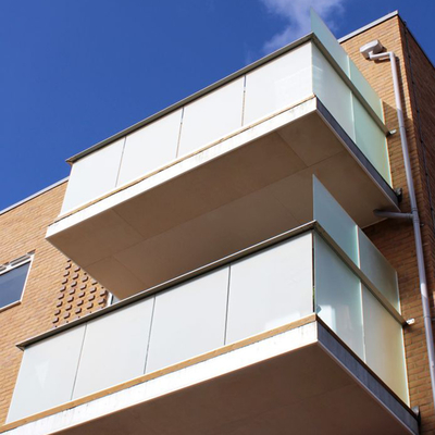 Panel de vidrio de construcción sin marco de aluminio plano curvado, balcón de vidrio de balaustrada Sistema de correa