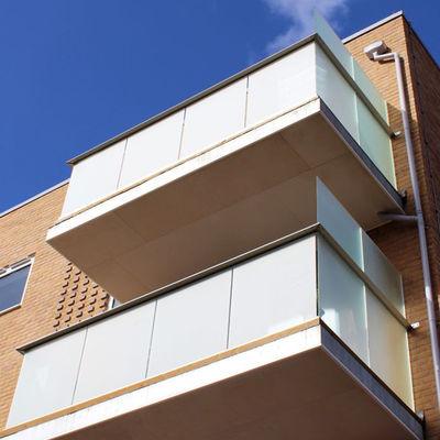 Barandilla de vidrio en U personalizable con cinco años de garantía y vidrio laminado templado